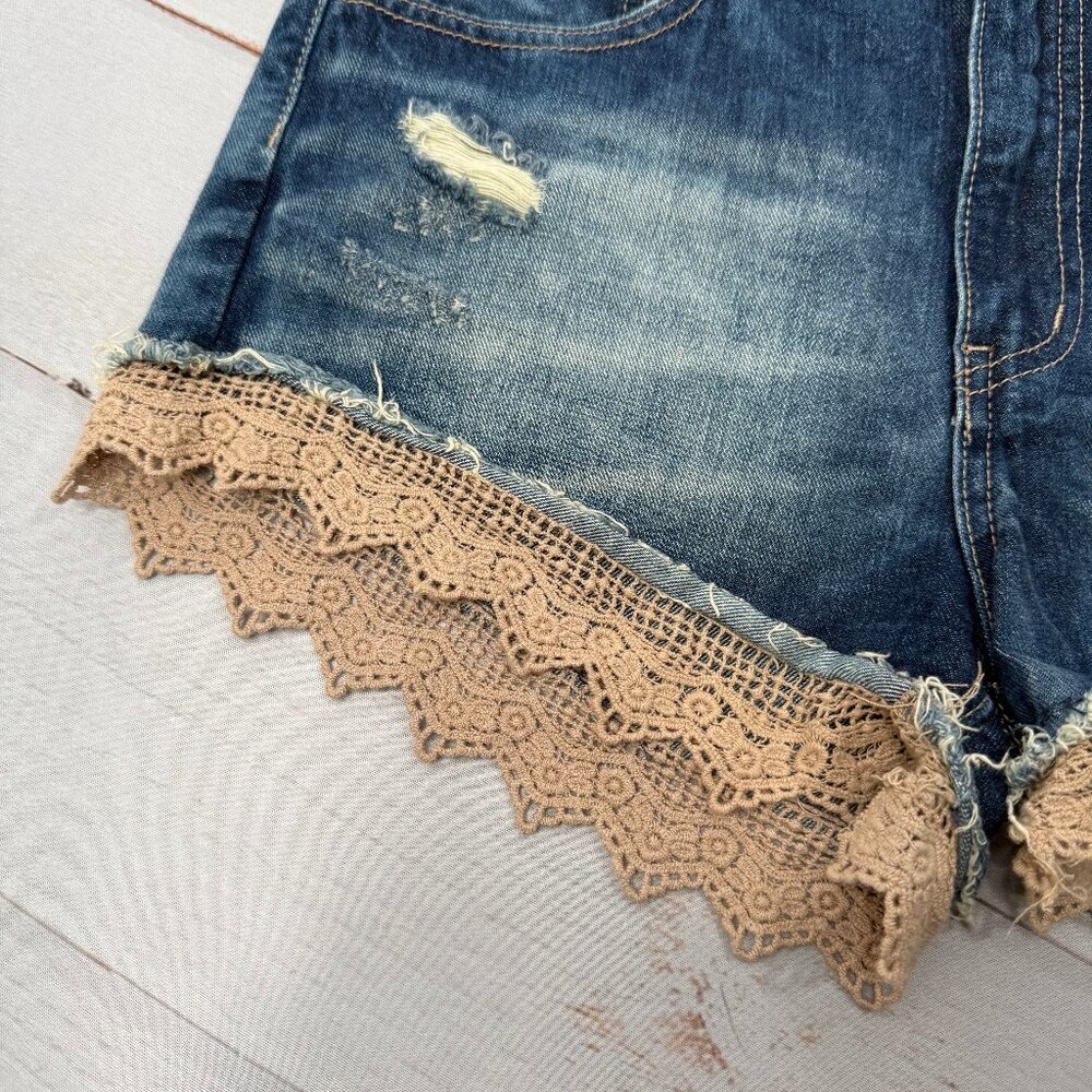 Free People Denim Shorts Crochet Lace Trim Distressed Boho Size 27 - Picture 2 of 5